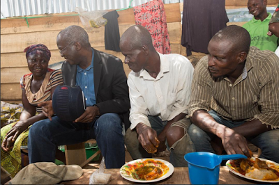 Fashola Spotted Chilling At A ‘Mama Put’ During Inspection In Oyo State