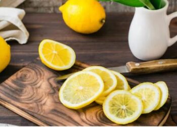 5 easy hacks to clean kitchen with lemon juice