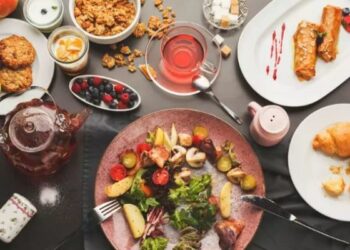 8 things you should never do while serving food to guests