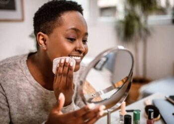 The pros and cons of using facial wipes